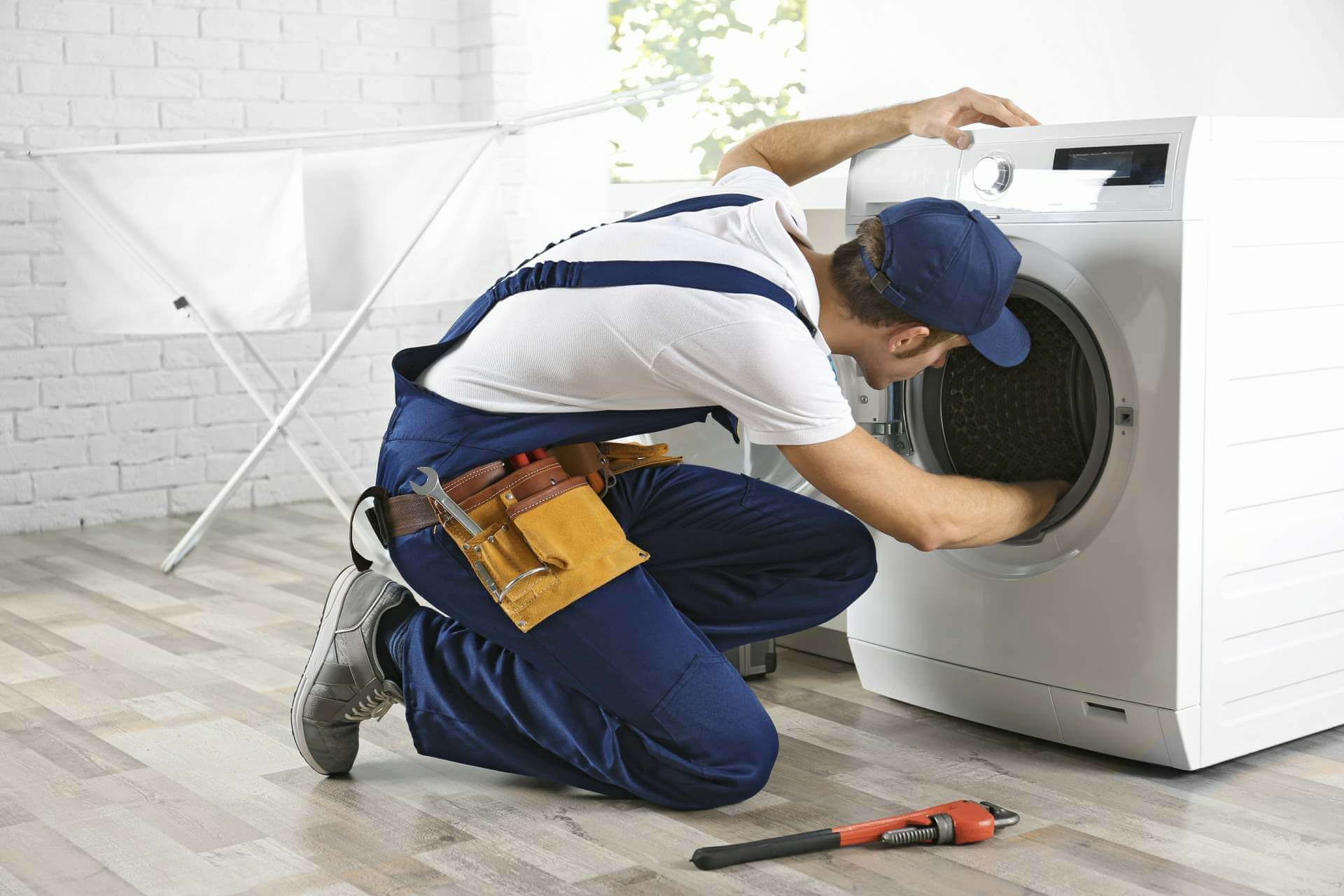 Técnico del servicio técnico Beko reparando electrodomésticos en Antequera