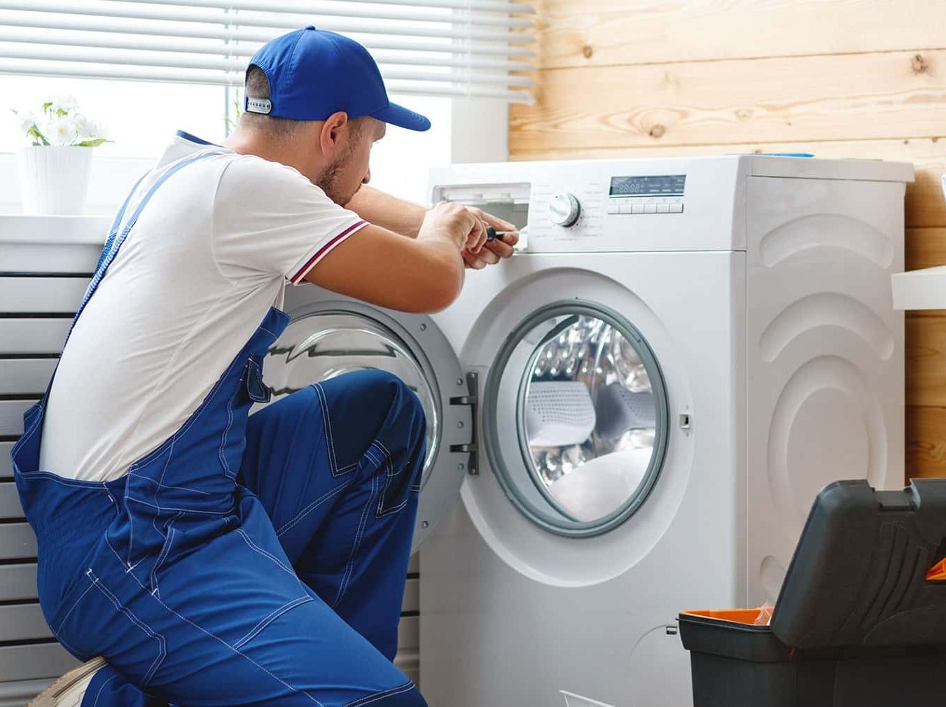 Técnico reparando electrodoméstico Beko en Marbella