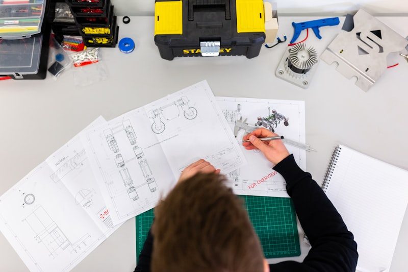 Técnico del servicio técnico Beko reparando electrodoméstico en Málaga